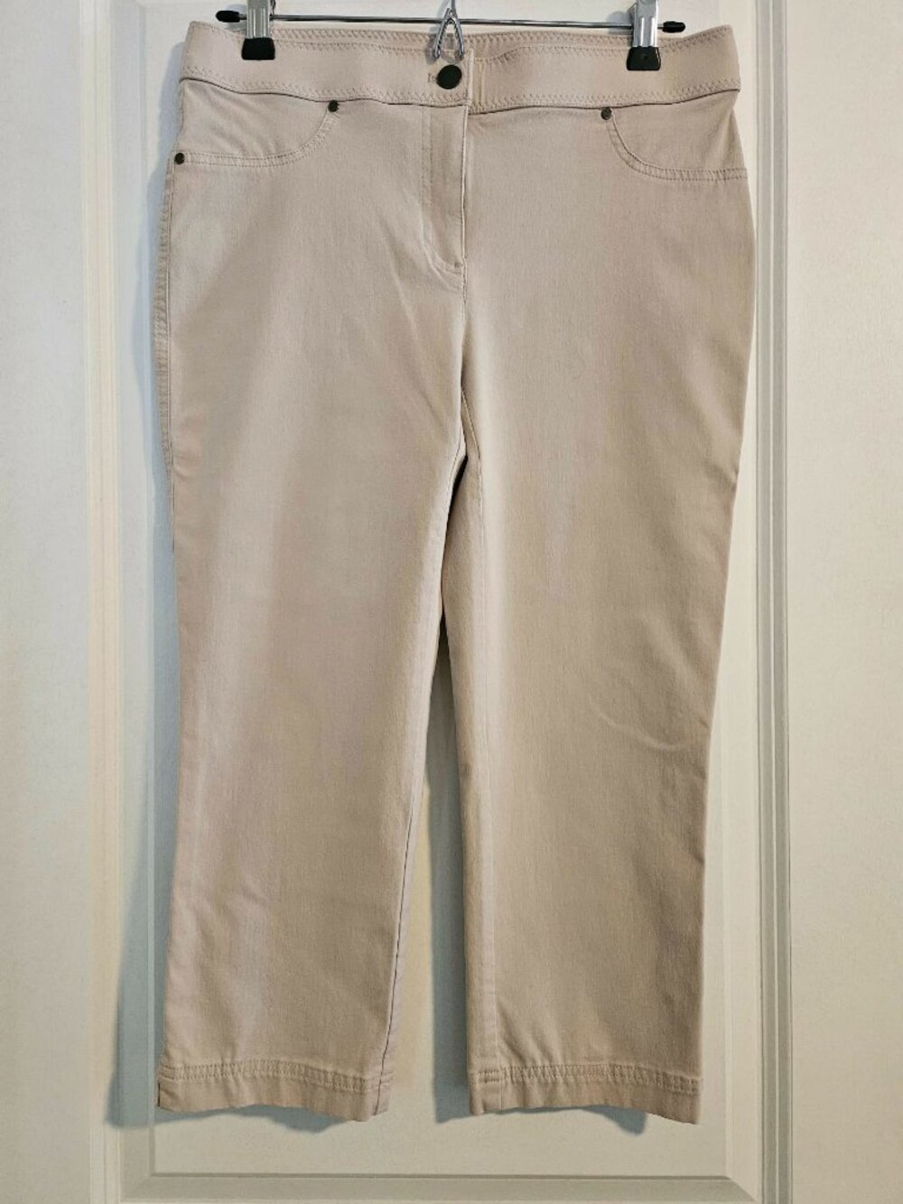 Chico’s Taupe Cropped Capri Pants Neutral Stretch Summer Size 00/XS/0-2